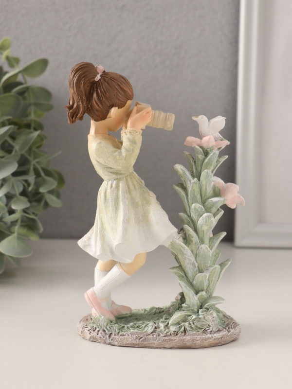 Сувенир полистоун "Малышка фотографирует птичку" зелёный 10,5х6х15,5 см