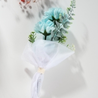 Букет из мыльных лепестков "Три гвоздики на подиуме" голубой 8х8х25 см