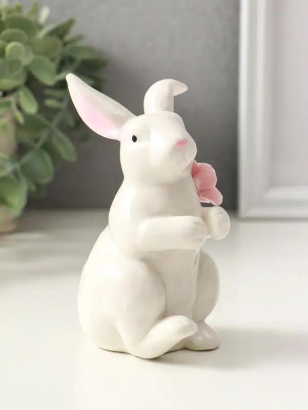Сувенир керамика "Зайка с цветком" белый 4,5х8х11,8 см