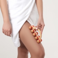 Массажёр с шипами &laquo;Гусеница&raquo;, 18 &times; 6 &times; 7 см, универсальный, с ручкой, 10 колёс, цвет МИКС