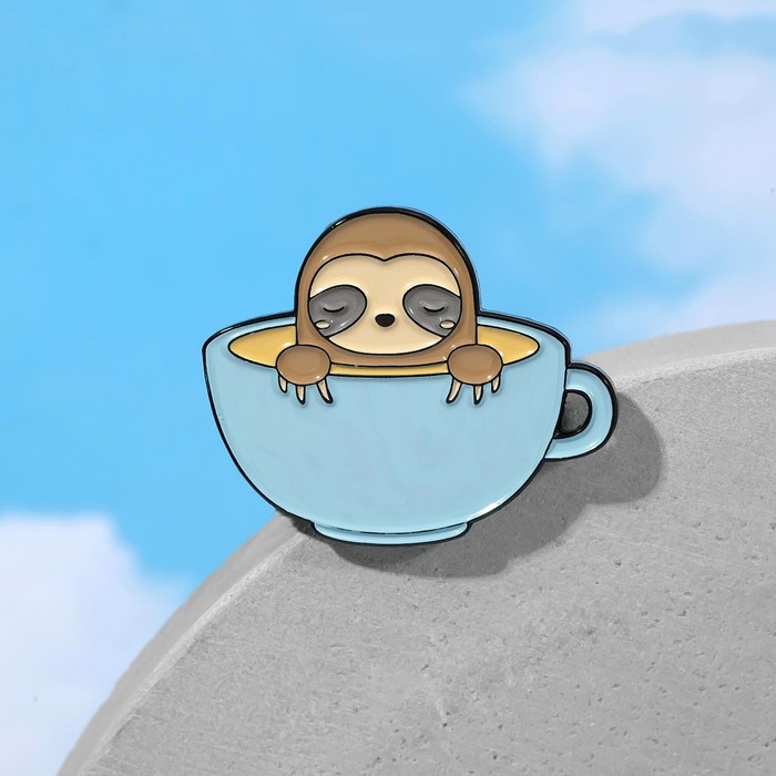 Значок &laquo;Ленивец&raquo; в кружке кофе, цветной в чёрном металле