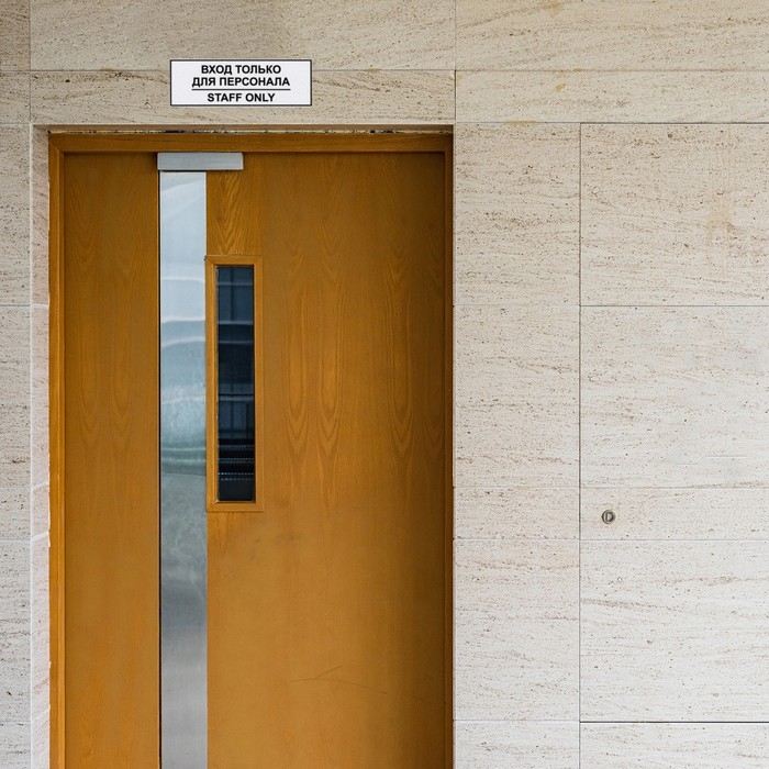 Табличка &laquo;ВХОД ТОЛЬКО ДЛЯ ПЕРСОНАЛА&raquo; 100&times;250, клейкая основа
