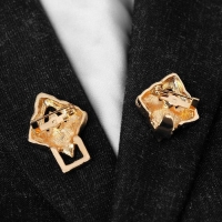 Зажим для кардигана &laquo;Пики&raquo;, цвет белый в золоте