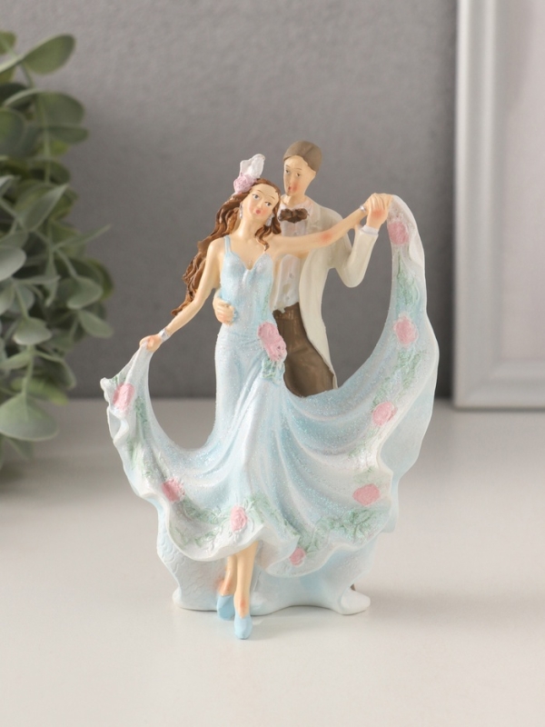 Сувенир полистоун "Танцующая пара" бело-голубой 9,5х5х13 см