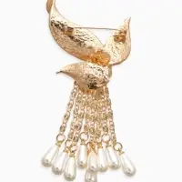 Брошь "Птица с жемчужным хвостом", цвет белый в золоте