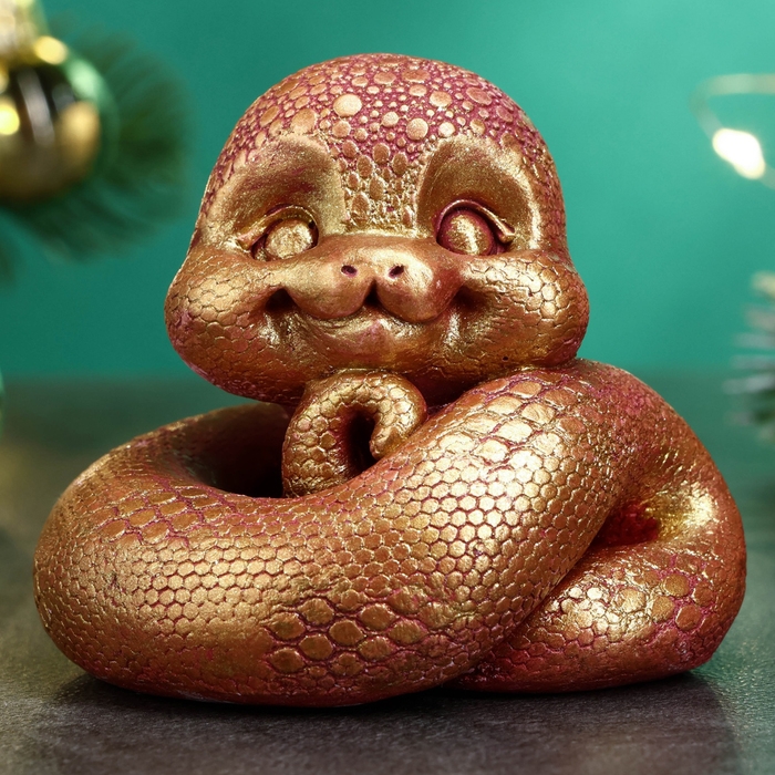 Новый год. Символ 2025. Фигура "Змея Хвостатик" бордовая-золото, 6х6см