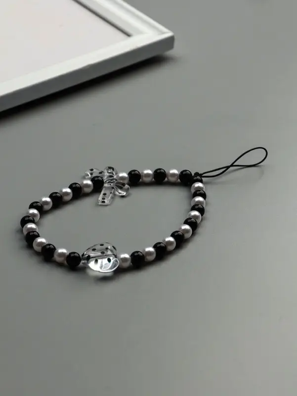 Брелок на карабине "Бант и сердце" черно-белый 14,5 см