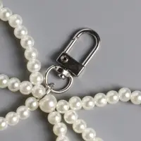 Брелок на карабине "Жемчужный бант" бусины d=0,8 см 9,5х11х1,6 см