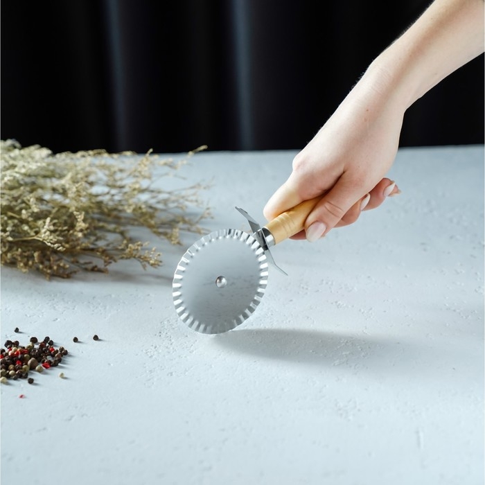 Нож для пиццы и теста Доляна &laquo;Классик&raquo;, 18,5 см, коррозионностойкая сталь, ребристый, бежевый