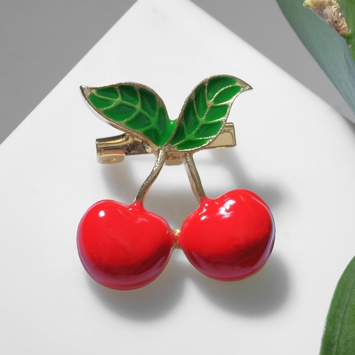 Брошь &laquo;Вишенки&raquo; пара с листом, цвет красно-зелёный в золоте (неделимая фасовка 12 шт., цена за шт.)