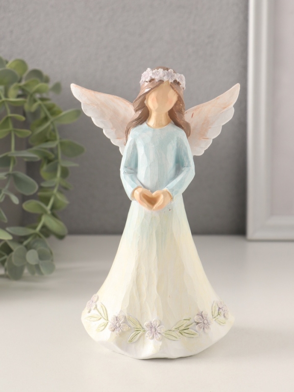 Сувенир полистоун "Девушка-ангел в нежно-голубом платье, руки-сердце" 9,5х6,5х16 см