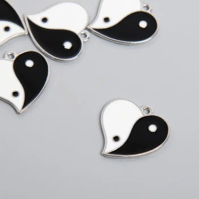 Металлический элемент, декоративная подвеска &laquo;Арт Узор. Инь-ян сердце&raquo;, эмаль, серебро, 2.1&times;1.9 см