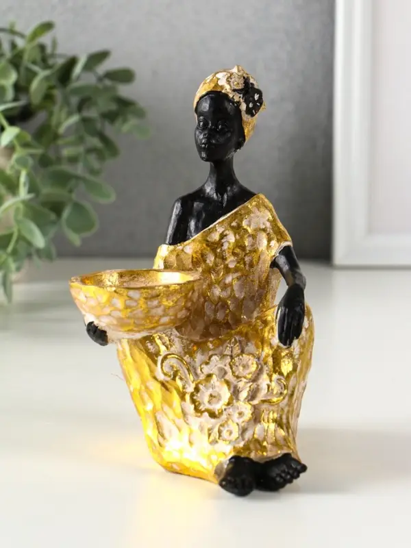 Подсвечник полистоун "Африканка в золотом платье с цветами" d=4,5 см 10,5х12х16 см