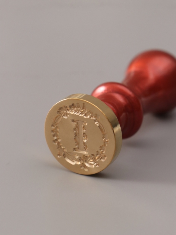 Печать для сургуча с пластиковой ручкой "Венок с буквой I" 2,5х2,5х6,3 см