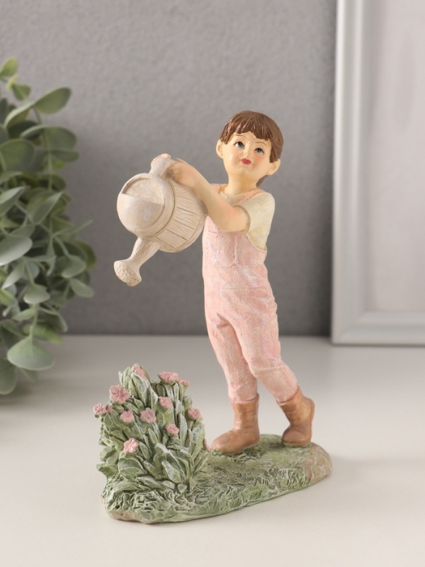 Сувенир полистоун "Малышка в комбинезоне, поливает из лейки цветы" 11,5х5х15 см