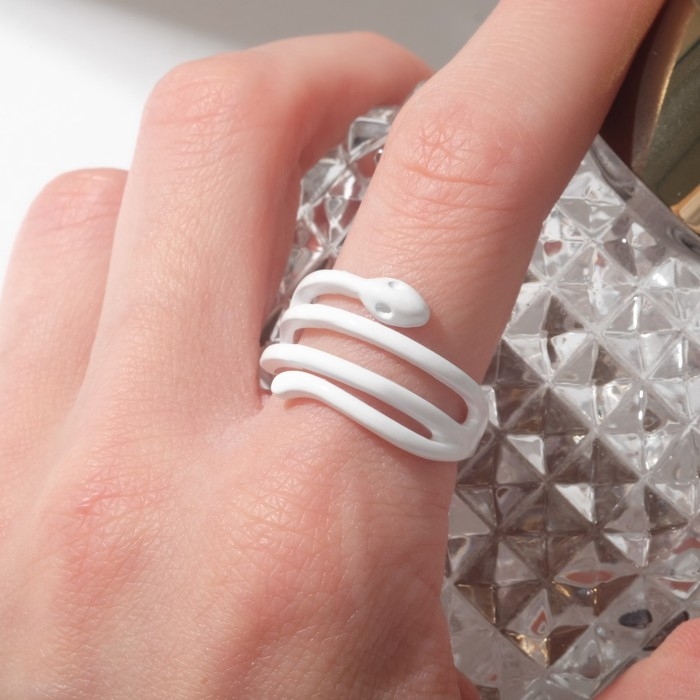 Новый год! Символ года 2025! Кольцо &laquo;Змейка&raquo; яркая, узкая, цвет белый, размер 18