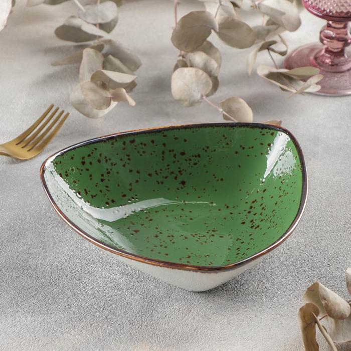Салатник керамический треугольный &laquo;Созвездие&raquo;, 18&times;4,2 см, цвет зелёный