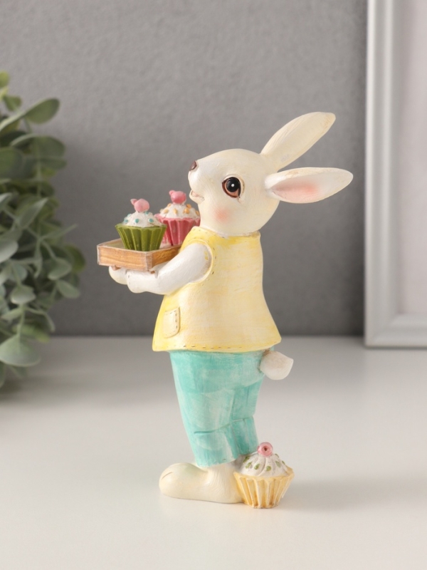 Сувенир полистоун "Нарядный кролик с кексами на подносе" 11х6х16 см