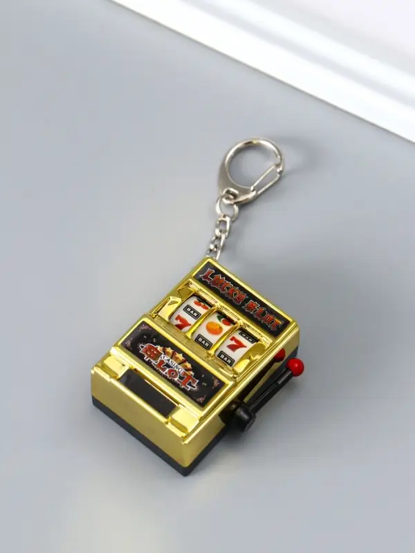 Брелок пластик "Игровой автомат - казино" золото 2,7х3,4х5 см