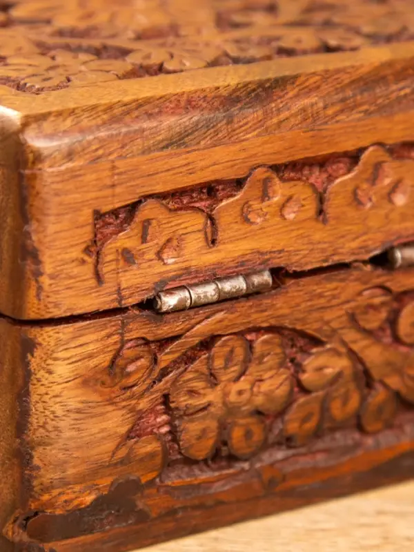 Шкатулка резная 10х10х6 см, дерево шишам