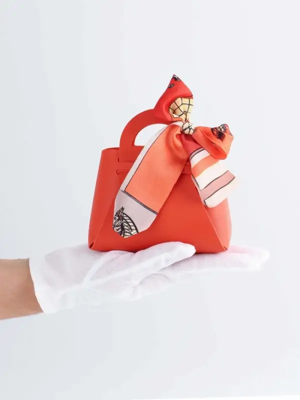 Кожанная подарочная сумочка 13 х12 х 5,5 см оранжевая