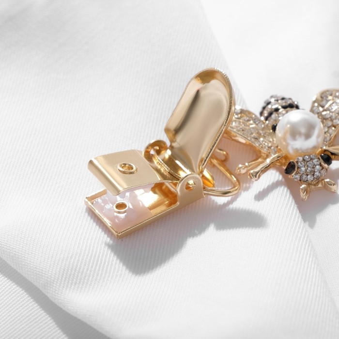 Зажим для кардигана &laquo;Шмель&raquo;, цвет чёрно-белый в золоте