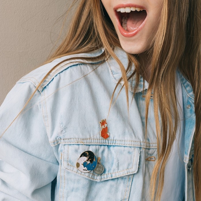 Значок &laquo;Графичные животные&raquo; лиса, цвет оранжево-белый в золоте