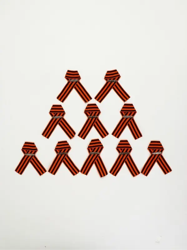 Набор из акриловых значков с лентой 10 шт "Голубь мира"