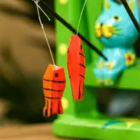 Сувенир "Котята на качелях" дерево 10х3,5х15 см, цв. зелёный