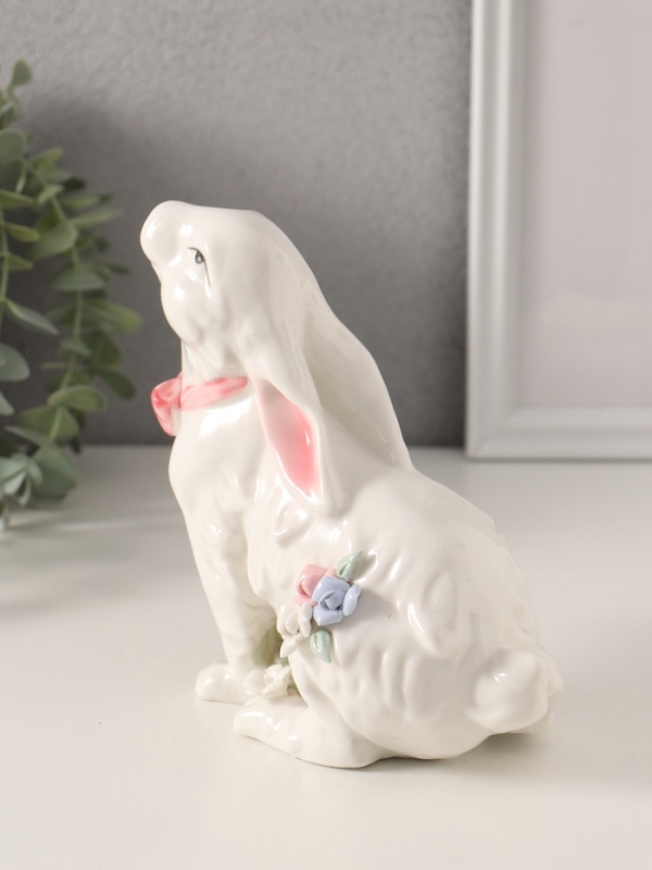 Сувенир керамика "Белый кролик с розовым бантом и розочками" 17,5х9,5х16 см