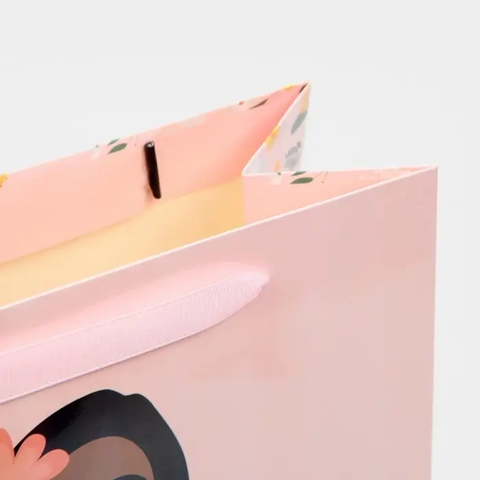 Пакет подарочный ламинированный, упаковка, &laquo;Ты красивая&raquo;, радужная голография, ML 23 х 27 х 11.5 см