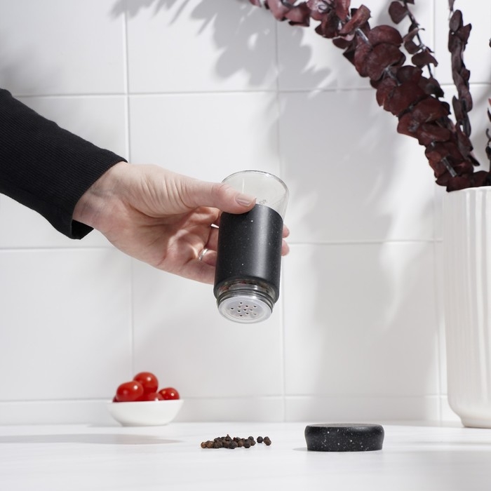 Солонка стеклянная &laquo;Стиль&raquo;, 150 мл, 5,5&times;8 см, цвет чёрный мрамор