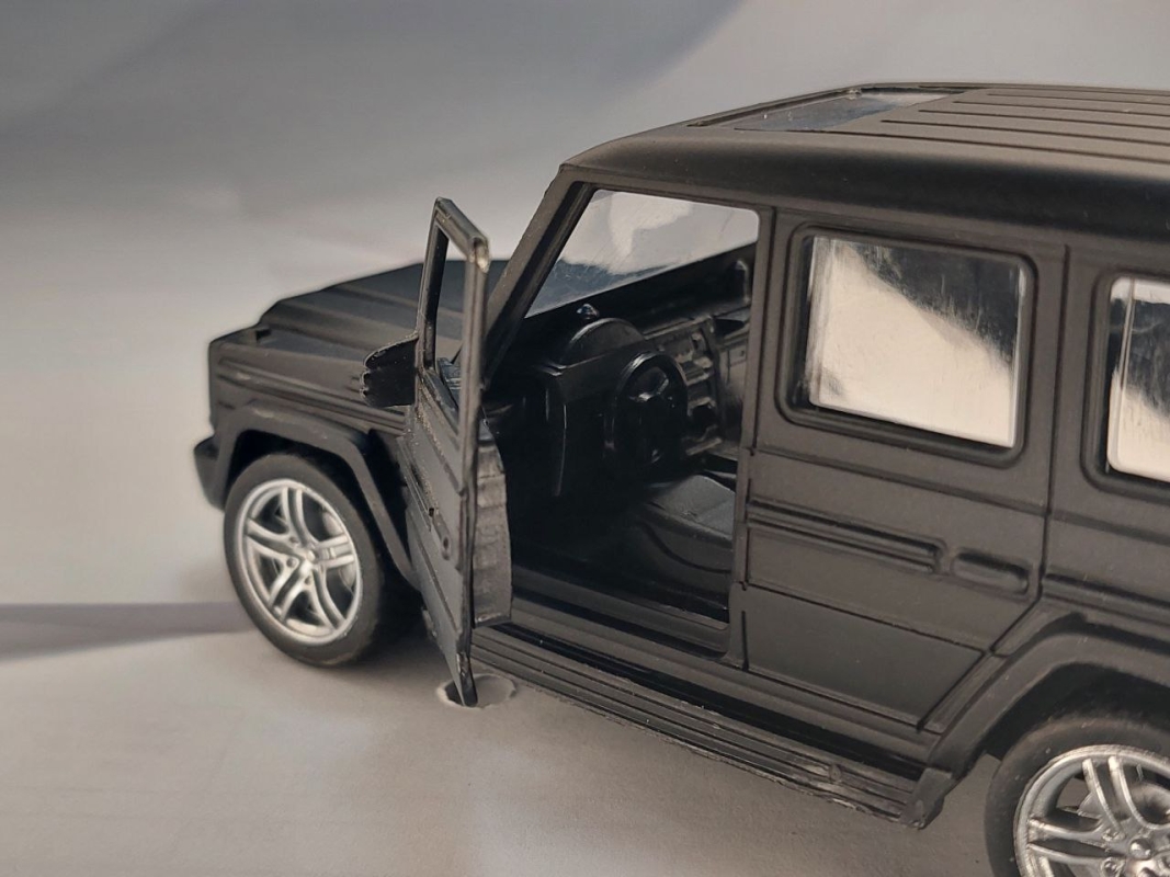 Игрушка машина джип открываются двери