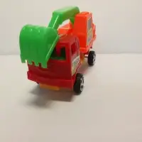 Инерционный экскаватор с ковшом