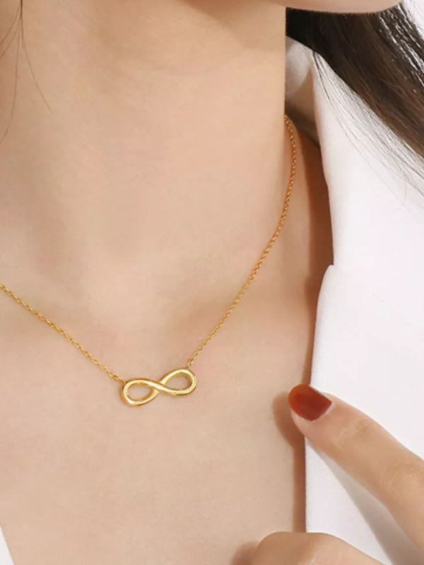 Золотое ожерелье с подвеской бесконечности