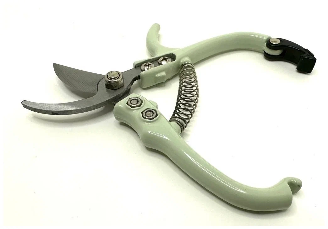 Секатор для сада с блокиратором