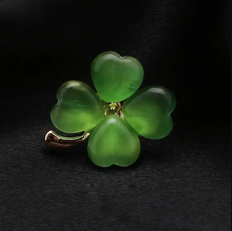 Брошь Клевер с камнем кошачий глаз зеленый золотистая