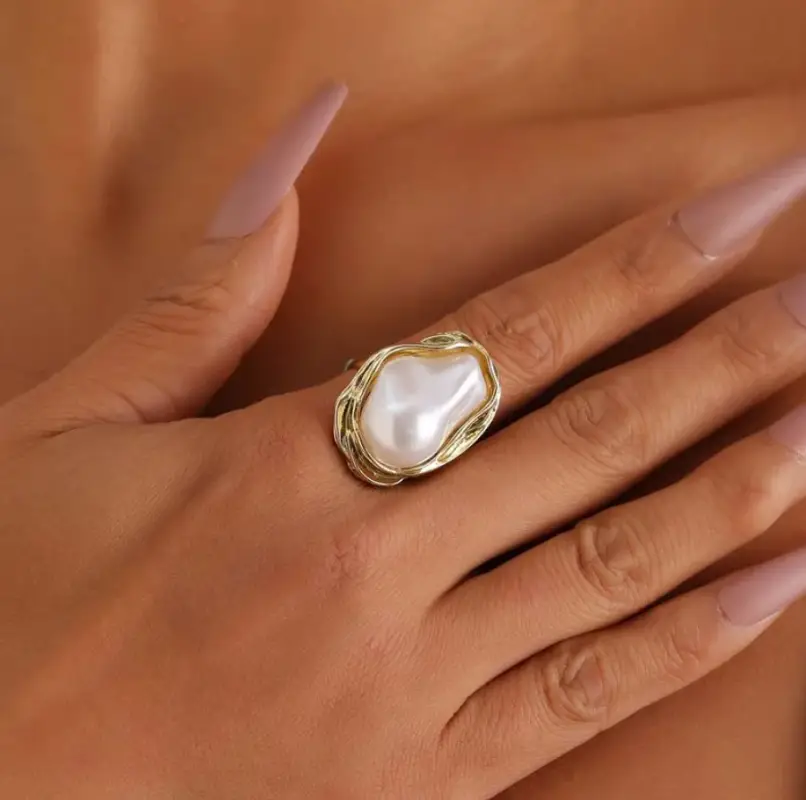 Кольцо ассиметричное с жемчужиной золотистое