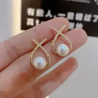 Серьги с камнями и искусственным жемчугом золотистые