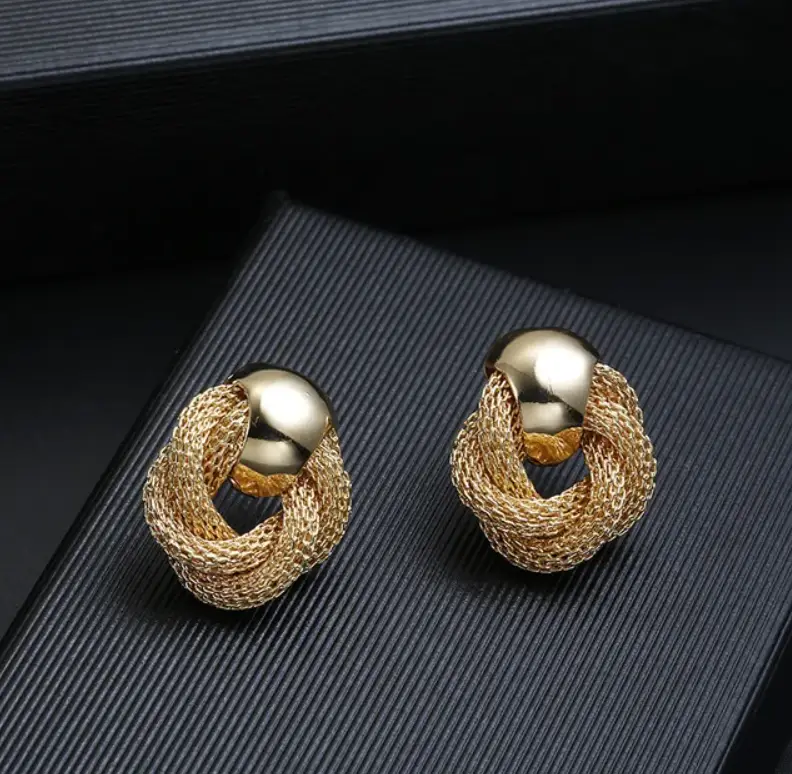 Серьги с сетчатым переплетением колечек золотистые