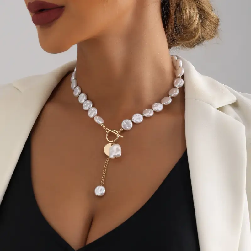 Колье на шею с жемчугом и застежкой золотистое