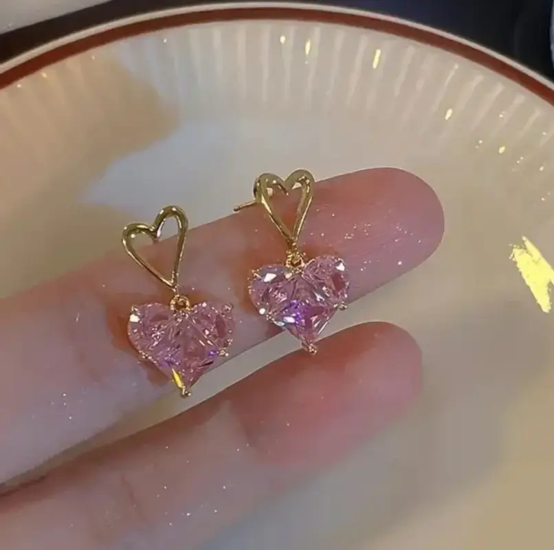 Серьги пусеты Розовые сердца кристаллы золотистые