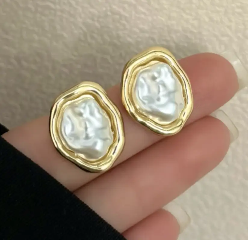 Серьги-гвоздики с искусственным жемчугом золотистые