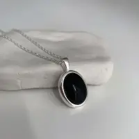 Подвеска на цепочке с чёрным камнем серебристая