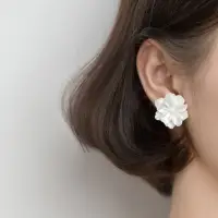 Серьги пусеты с перламутровым цветком