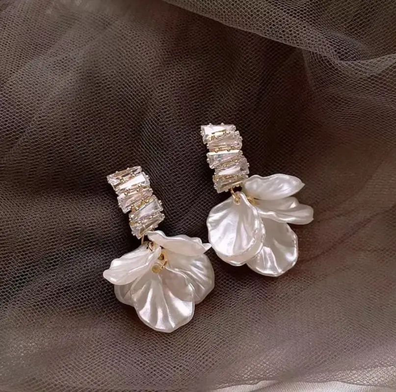 Серьги Цветы с камнями золотистые