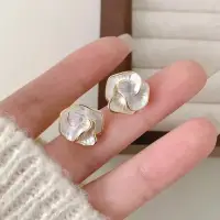 Серьги-гвоздики в виде цветка серебристые