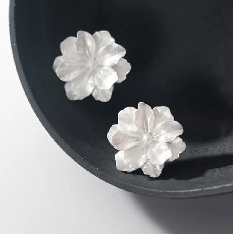 Серьги пусеты с перламутровым цветком