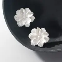 Серьги пусеты с перламутровым цветком