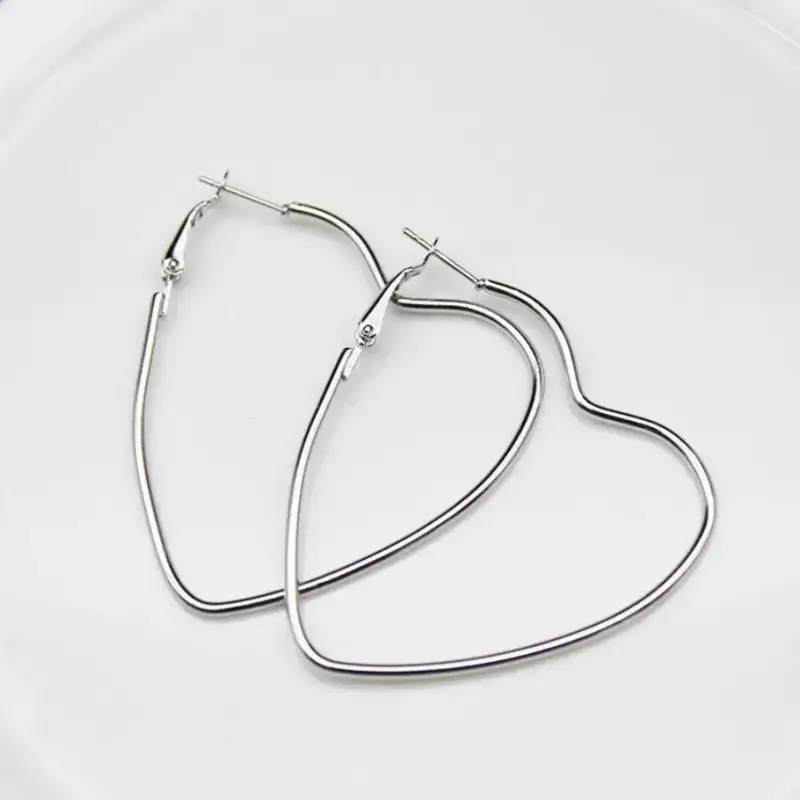 Серьги кольца в форме сердце серебряные